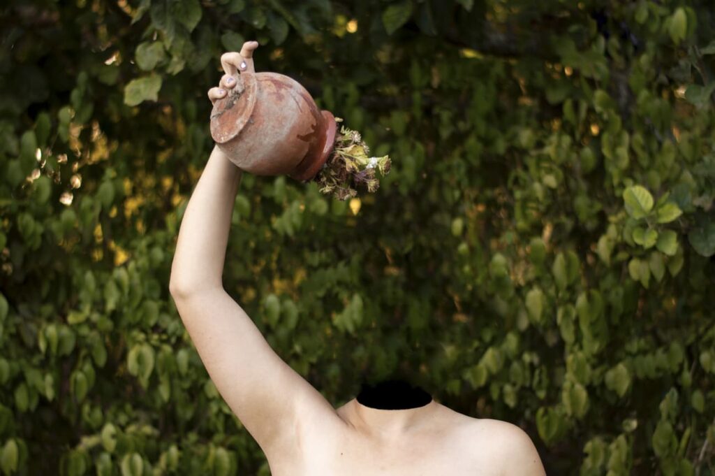 CultivARTE_4 Cuerpo desnudo sin cabeza con jarron con flores cayendo