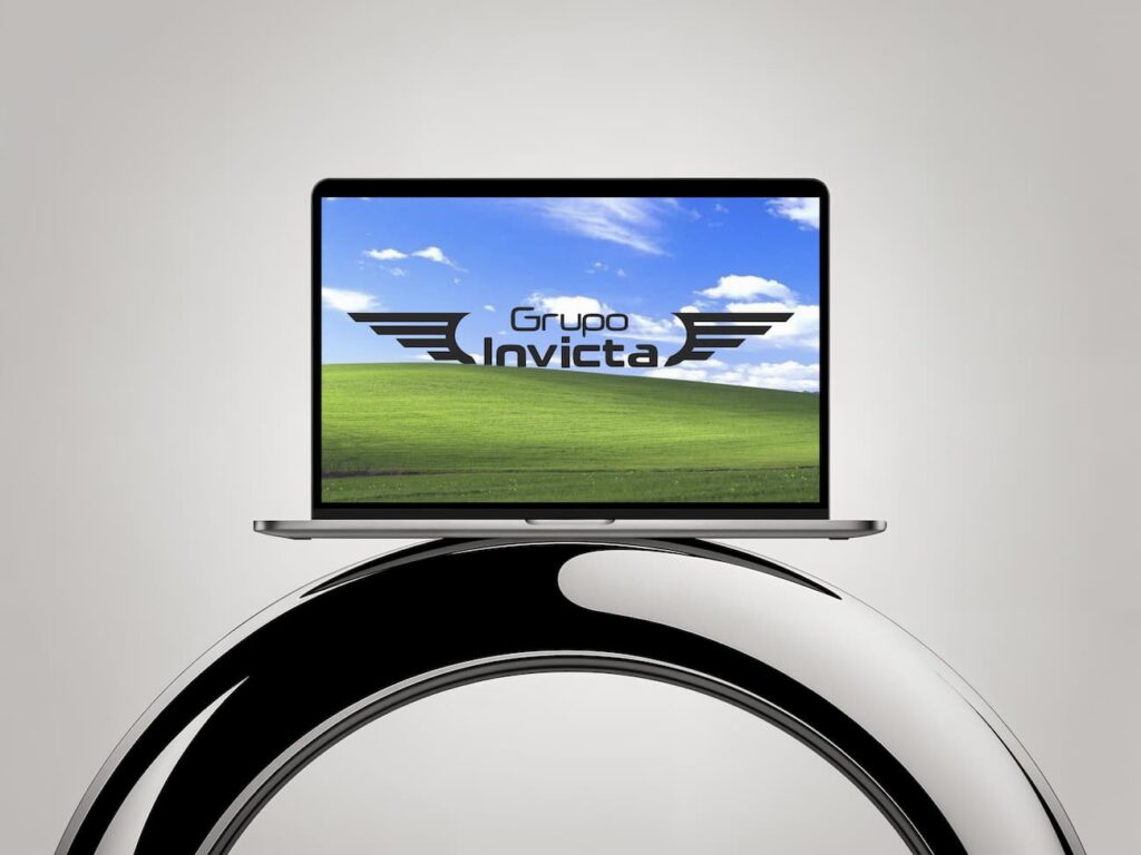 Ordenador portátil con el logo de grupo invicta como salva pantallas
