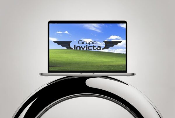 Ordenador portátil con el logo de grupo invicta como salva pantallas