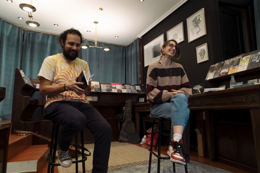 120424-presentacion zona galactica-14 Mario E Fernández y Ali Abascal en la presentación de "De aquellos incendios estos humos" en La zona Galáctica