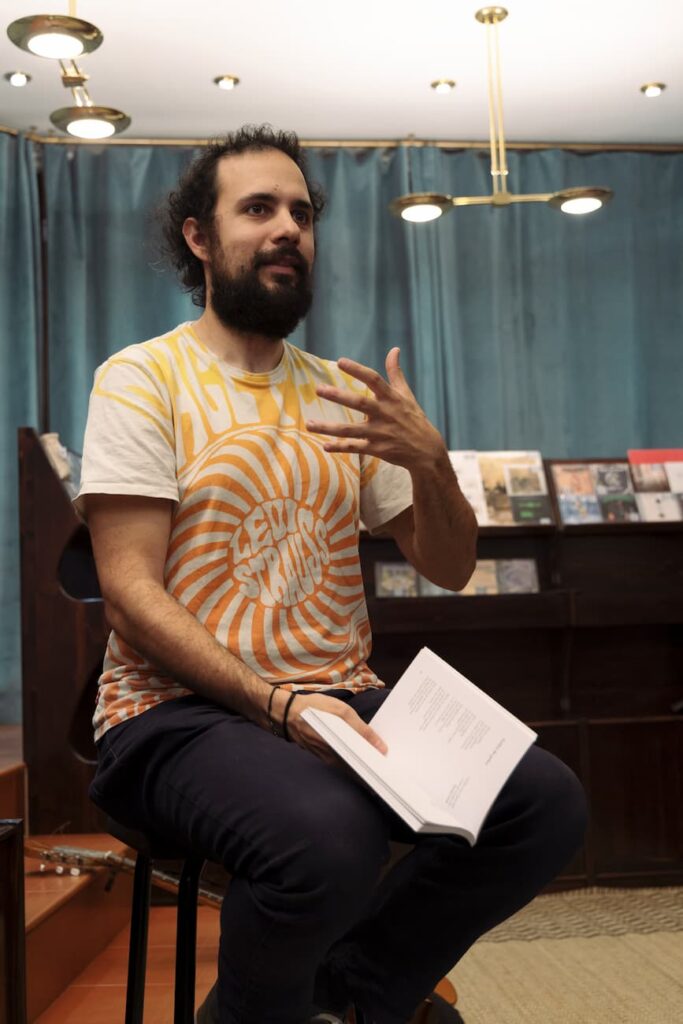 120424-presentacion zona galactica-5 Mario E Fernández en la presentación de "De aquellos incendios estos humos" en La zona Galáctica