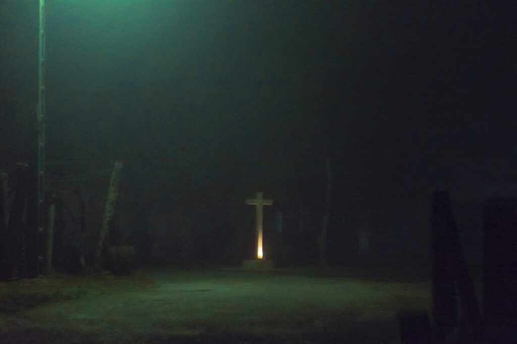 2019-20_P.I. DE FOTOGRAFIA-CFGS_FernandezAmorinEsterMaria_BilisNegra_JPGFINAL_016 Fotografía del proyecto Bilis Negra: Cruz iluminada