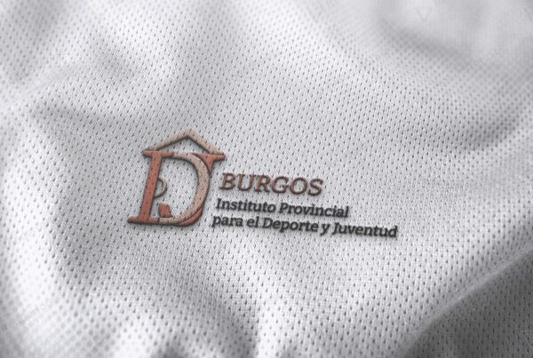 Camiseta estampada con la propuesta de logotipo