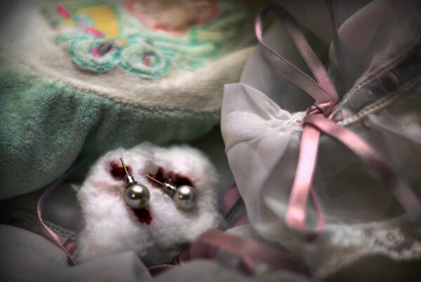 Pendientes ensangrentados entre femenina ropa de bebé