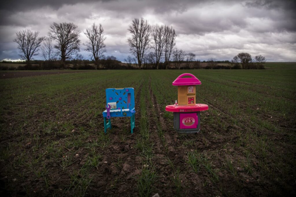 Tetrapack_EsterFdez_02 Juguetes infantiles: cocinita rosa y tornillo de banco con herramientas azul