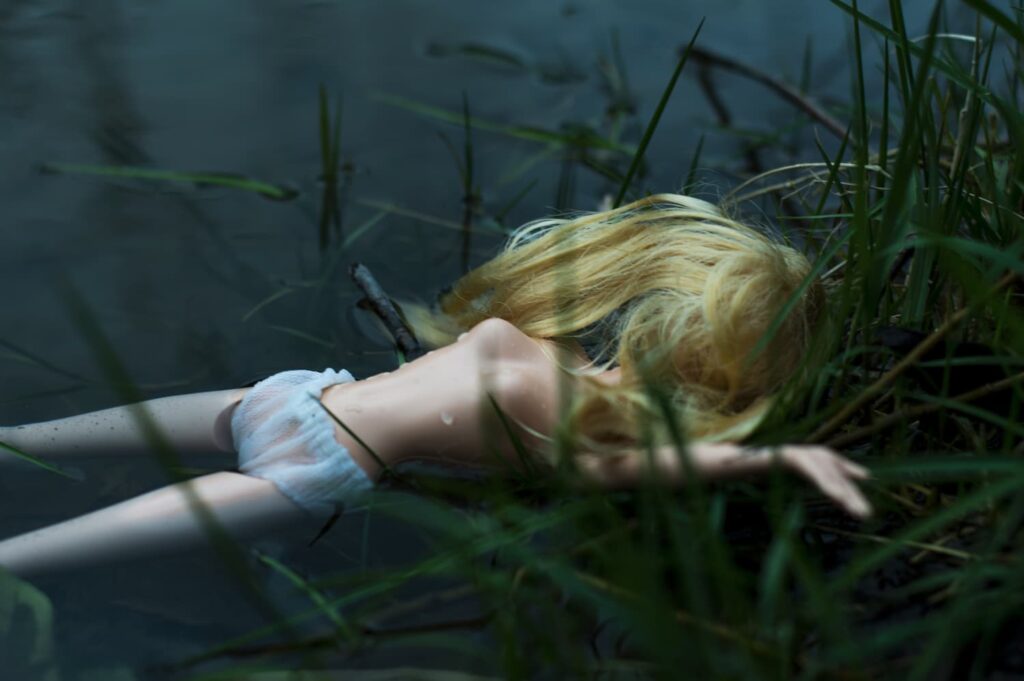 Tetrapack_EsterFdez_07 Muñeca desnuda tirada al agua con el pelo revuelto