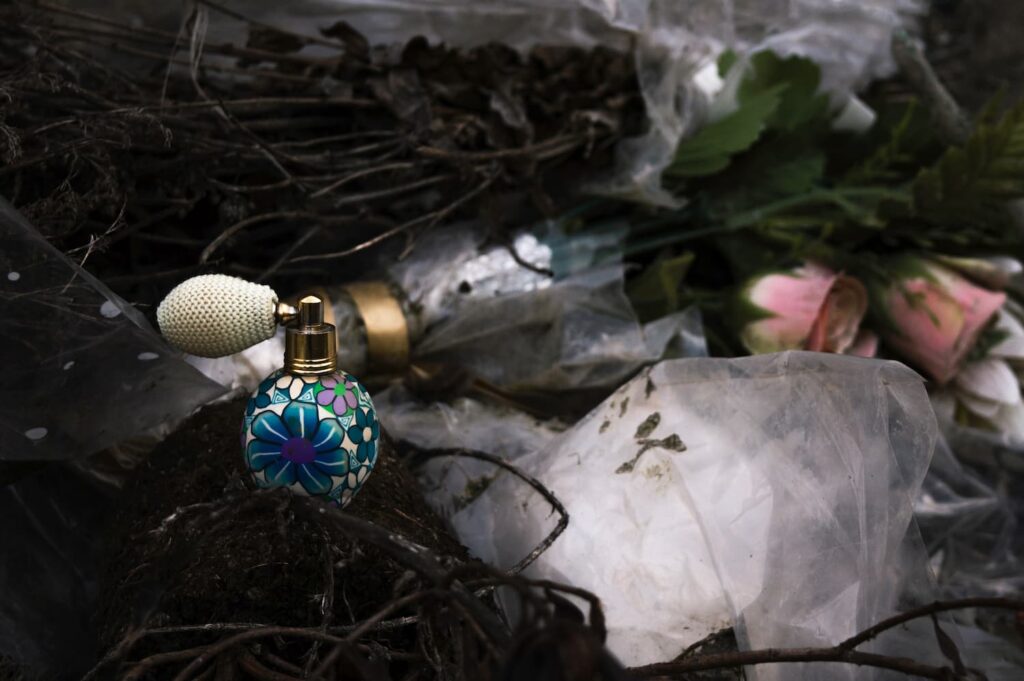 Tetrapack_EsterFdez_09 Perfumador entre flores marchitas