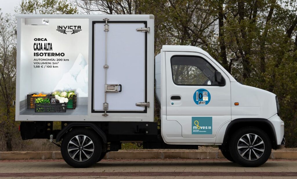 Vinilo diseñado para furgoneta eléctrica, en la que se muestra lo que puede haber en su interior