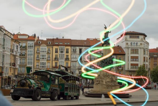Plaza de la Virgen Blanca, en Vitoria-Gasteiz, con pequeña mano sujetando un pincel