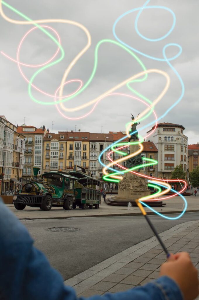 IlustrARTE_1 Plaza de la Virgen Blanca, en Vitoria-Gasteiz, con pequeña mano sujetando un pincel