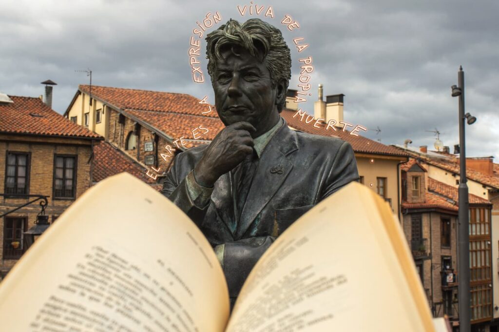 IlustrARTE_2 Estatua de Ken Follet en Vitoria-Gasteiz, con libro delante y la frase "El arte es la expresión viva de la propia muerte"