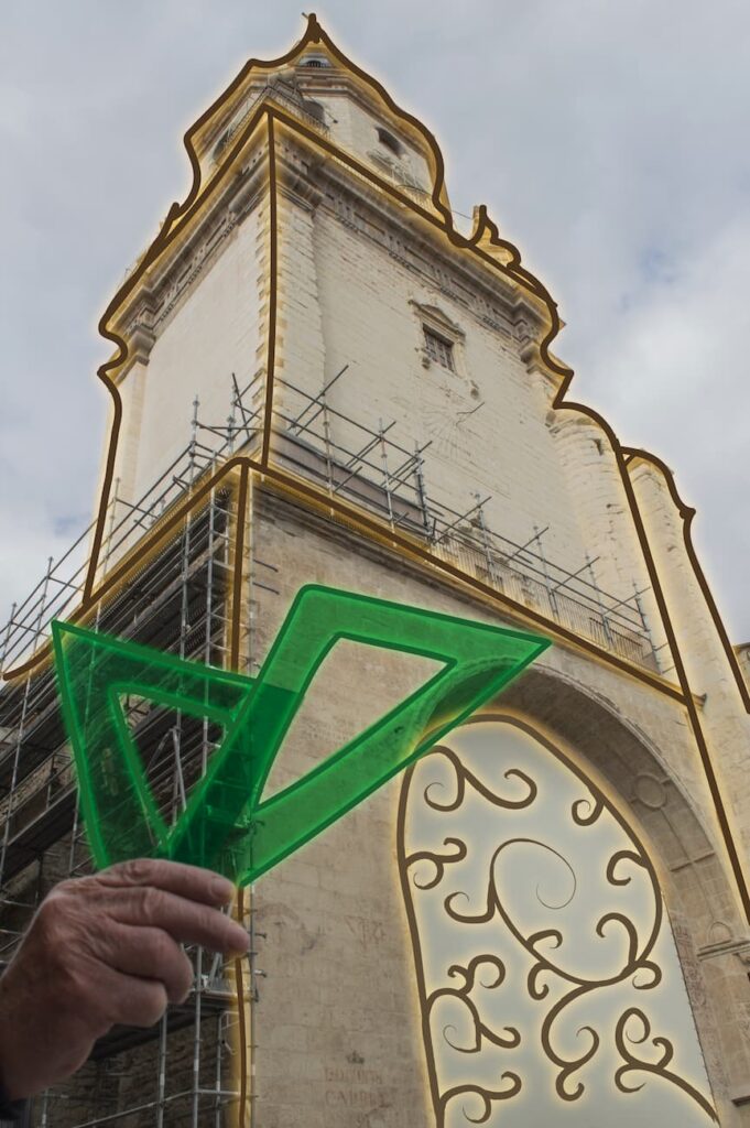 IlustrARTE_3 Catedral de Santa María de Vitoria-Gasteiz, con escuadra y cartabón sujetadas por mano con arrugas